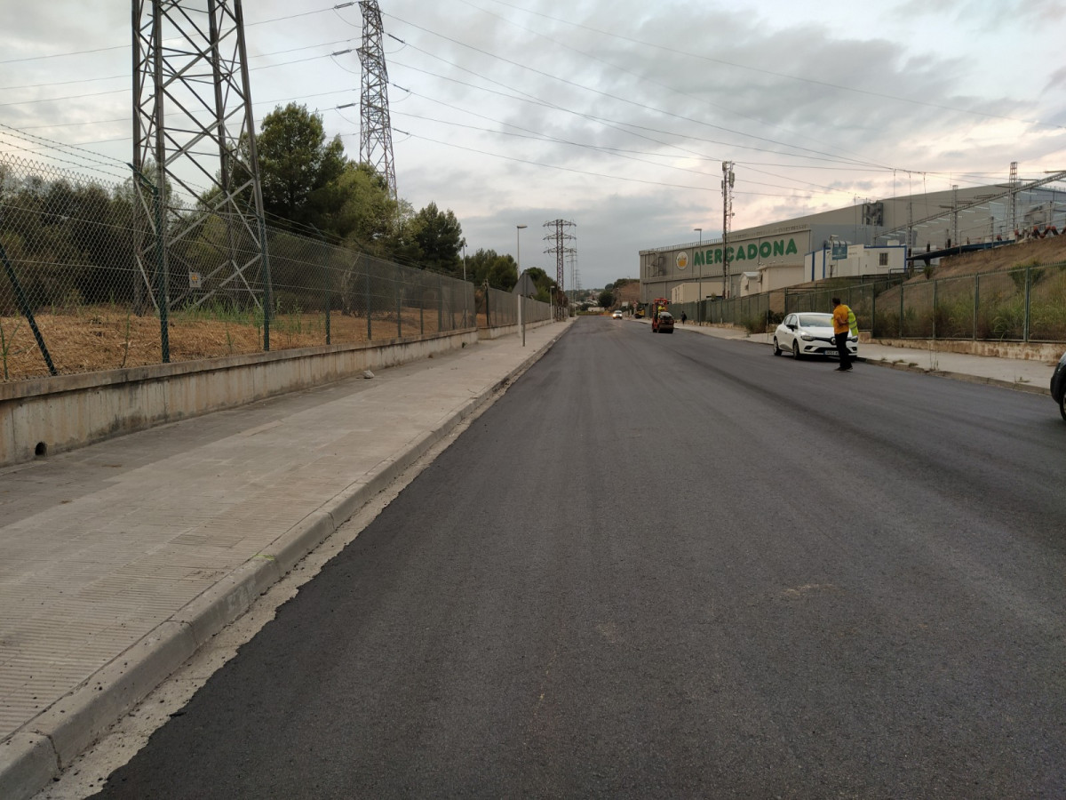 Millorem el paviment en un tram de l'avinguda de Ca n'Amat, al polígon industrial Barcelonès d'Abrera