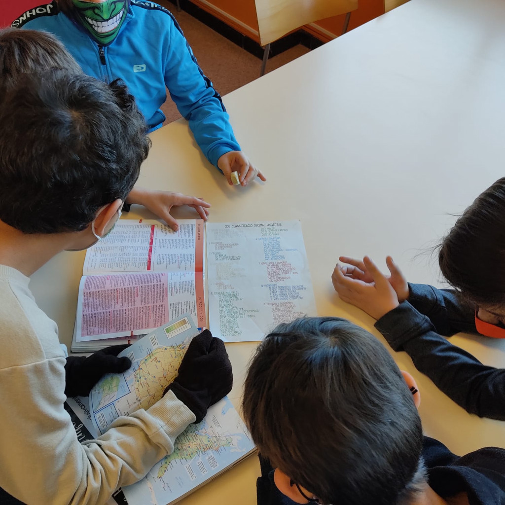 Continuem amb les visites escolars a la nostra Biblioteca Josep Roca i Bros amb grups de l'Escola Francesc Platón i Sartí i l'Escola Ernest Lluch