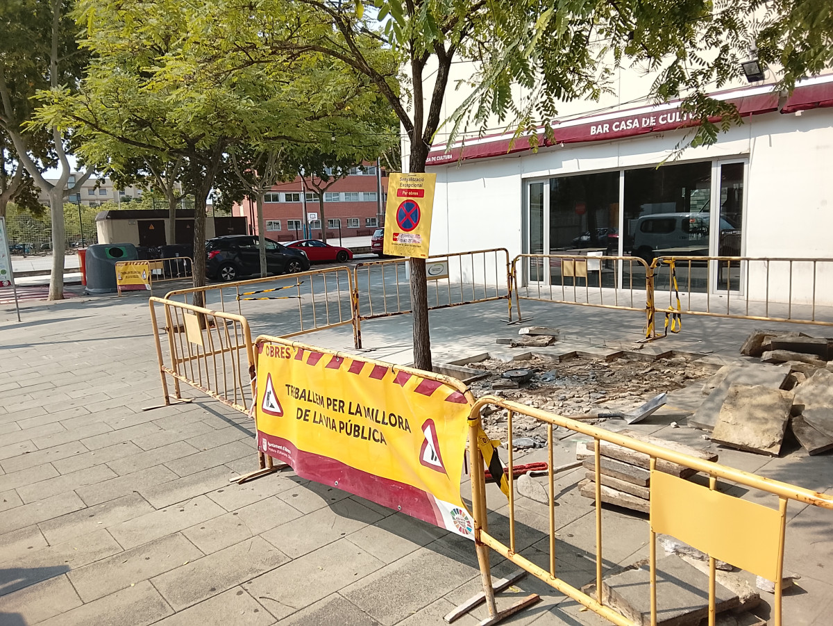 Inici dels treballs de reparació del paviment a l'entorn de la Casa de Cultura d'Abrera