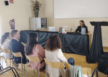 Assistim a la presentació del poemari "Necesito irme para dejar de verte" de l'autora local Layla Moratalla