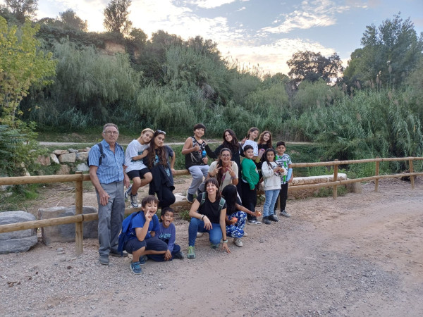 Els infants de l’Espai Galàxia i les seves famílies gaudeixen d’una caminada pel Camí de Sant Jaume amb l’Associació Naturalista d'Abrera Anda