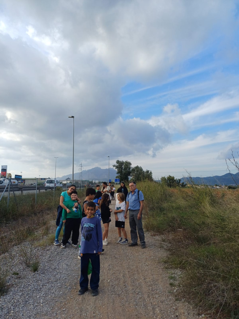 Els infants de l’Espai Galàxia i les seves famílies gaudeixen d’una caminada pel Camí de Sant Jaume amb l’Associació Naturalista d'Abrera Anda