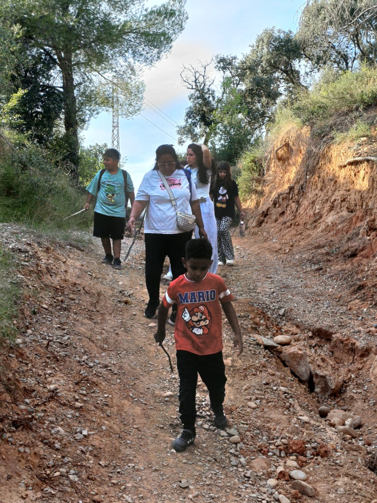Els infants de l’Espai Galàxia i les seves famílies gaudeixen d’una caminada pel Camí de Sant Jaume amb l’Associació Naturalista d'Abrera Anda