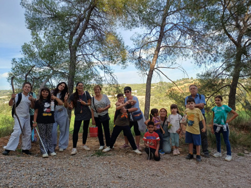 Els infants de l’Espai Galàxia i les seves famílies gaudeixen d’una caminada pel Camí de Sant Jaume amb l’Associació Naturalista d'Abrera Anda