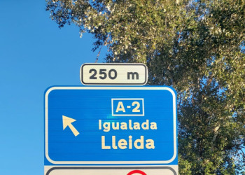 Instal·lació de nova senyalització de prohibició per a vehicles pesants a la via de servei de l'A-2 a Abrera, sentit Lleida