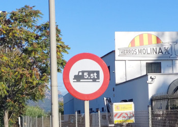 Instal·lació de nova senyalització de prohibició per a vehicles pesants a la via de servei de l'A-2 a Abrera, sentit Lleida