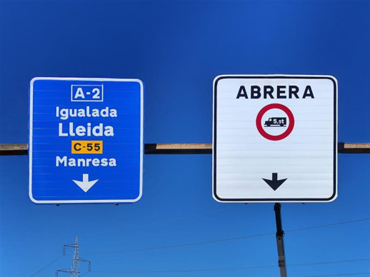 Instal·lació de nova senyalització de prohibició per a vehicles pesants a la via de servei de l'A-2 a Abrera, sentit Lleida