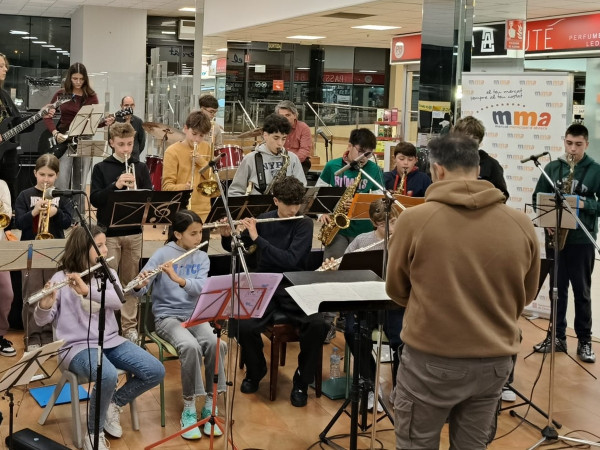 L'Escola Municipal de Música aposta per la música en grup i la improvisació!