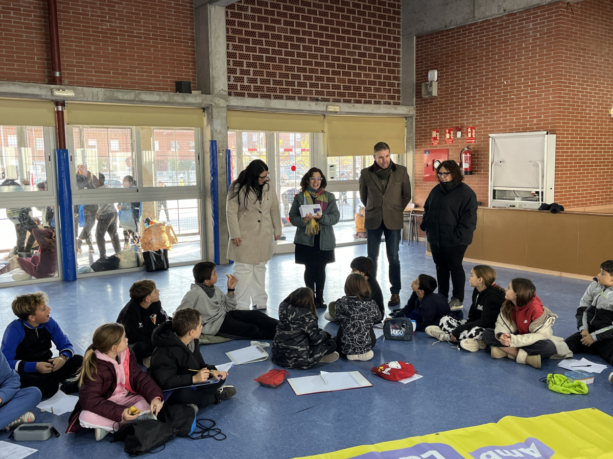 Obsequiem amb una entrada pel tobogan gegant als i les escolars residents a Abrera