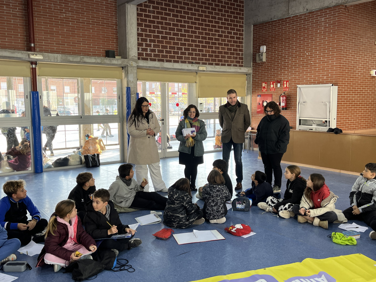 Obsequiem amb una entrada pel tobogan gegant als i les escolars residents a Abrera