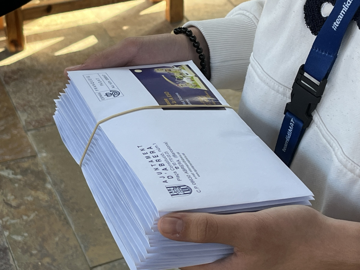 Obsequiem amb una entrada pel tobogan gegant als i les escolars residents a Abrera