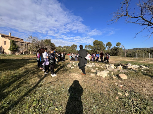 Visita de les classes de 5è de l'Escola Ernest Llucha l'esplanada de Sant Hilari per explicar la història de les masies (Sant Hilari i Can Morral del Riu)