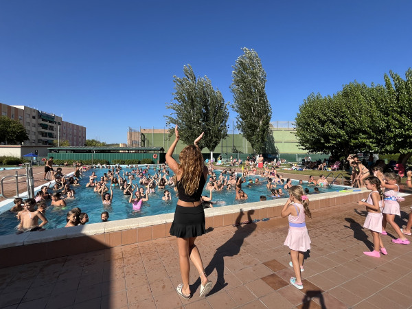 Gaudim del darrer dia de Ràdio Abrera a la Piscina Municipal d'Estiu de la temporada 2024 amb la col·laboració de Vive y Baila!