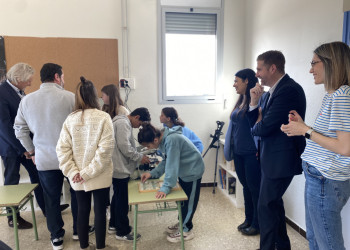 L'Escola Francesc Platón Sartí inaugura el Laboratori Joaquim Puig Alemany, amb material cedit per l'empresa J.P. Selecta