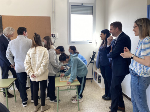 L'Escola Francesc Platón Sartí inaugura el Laboratori Joaquim Puig Alemany, amb material cedit per l'empresa J.P. Selecta