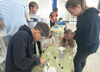 L'Escola Francesc Platón Sartí inaugura el Laboratori Joaquim Puig Alemany, amb material cedit per l'empresa J.P. Selecta