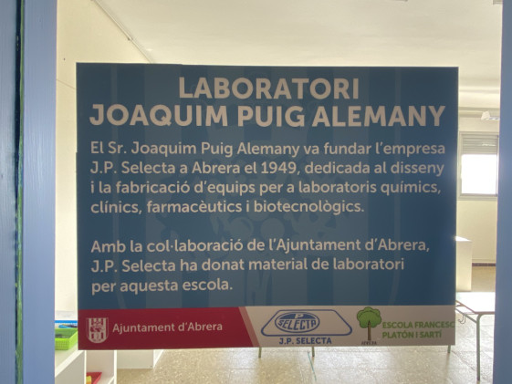 L'Escola Francesc Platón Sartí inaugura el Laboratori Joaquim Puig Alemany, amb material cedit per l'empresa J.P. Selecta