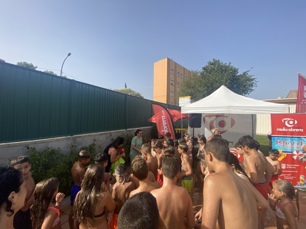 Gaudim amb el bon ritme de Ràdio Abrera a la Piscina Municipal d'Estiu i la participació de Vive y Baila!
