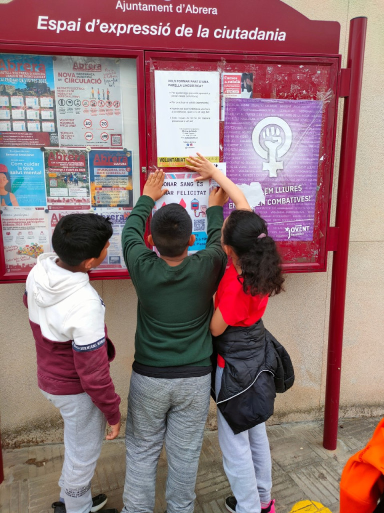 L'alumnat de 4t de l'Escola Francesc Platón i Sartí enganxa els cartells de la campanya de donació de sang del dilluns 27 de març de 2023 03