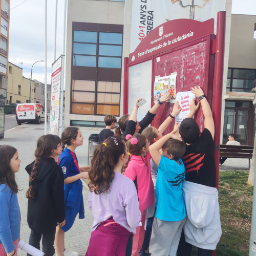 L'alumnat de 4t de l'Escola Francesc Platón i Sartí enganxa els cartells de la campanya de donació de sang del dilluns 27 de març de 2023 04.jpeg