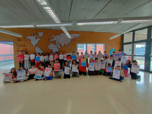 L'alumnat de 4t de l'Escola Francesc Platón i Sartí enganxa els cartells de la campanya de donació de sang del dilluns 27 de març de 2023 06.jpeg