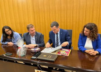 El conseller d'Agricultura, Ramaderia, Pesca i Alimentació, Òscar Ordeig, visita el nostre municipi i signa el Llibre d'Honor de l'Ajuntament