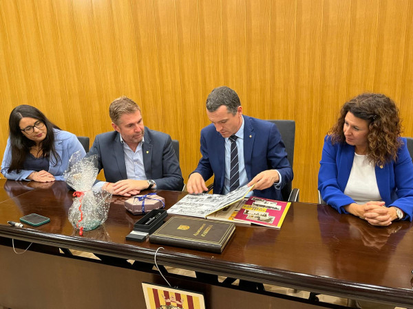 El conseller d'Agricultura, Ramaderia, Pesca i Alimentació, Òscar Ordeig, visita el nostre municipi i signa el Llibre d'Honor de l'Ajuntament