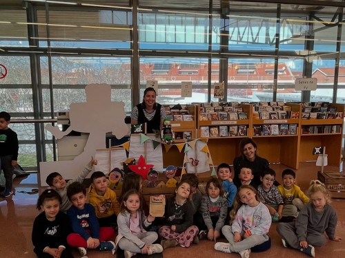 Els i les escolars d'Abrera visiten la Biblioteca Josep Roca i Bros, per conèixer l'equipament i els serveis que s'ofereixen