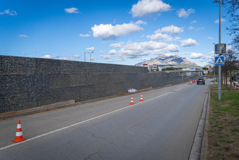 instal·lació de pantalles acústiques al carrer de Manresa, per reduïr l'impacte acústic de l'autovia A2 al seu pas pel nostre municipi