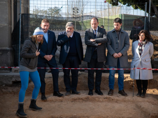 El conseller de justícia i qualitat democràtica de la Generalitat de Catalunya, Ramon Espadaler, visita la intervenció arqueològica a la fossa comuna del Cementiri Vell amb autoritats municipals i familiars de les persones afusellades el 1939