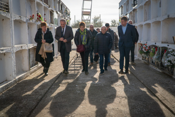 El conseller de justícia i qualitat democràtica de la Generalitat de Catalunya, Ramon Espadaler, visita la intervenció arqueològica a la fossa comuna del Cementiri Vell amb autoritats municipals i familiars de les persones afusellades el 1939