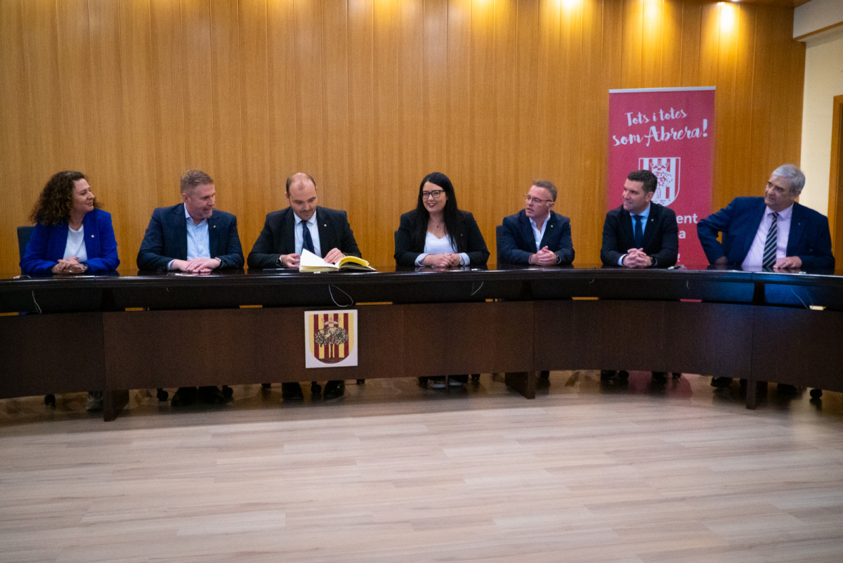 El conseller de la Presidència de la Generalitat de Catalunya, Albert Dalmau, visita l'Ajuntament d'Abrera i l'empresa Irestal Group