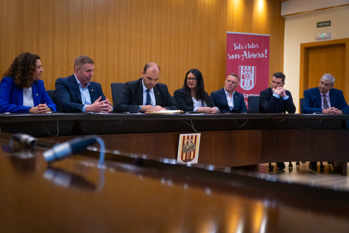 El conseller de la Presidència de la Generalitat de Catalunya, Albert Dalmau, visita l'Ajuntament d'Abrera i l'empresa Irestal Group