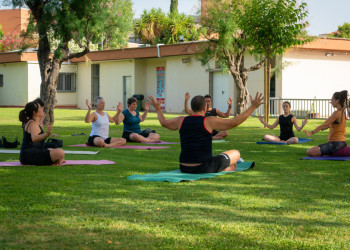 Una setantena de persones commemoren, un any més, el Dia Internacional del Ioga a la Piscina Municipal d'Estiu d'Abrera