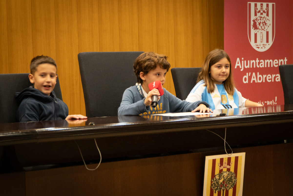 L'alumnat de tercer curs de l'Escola Josefina Ibáñez visita el consistori d'Abrera dins l'activitat 'El meu Ajuntament' d'aquest curs 2025-2026