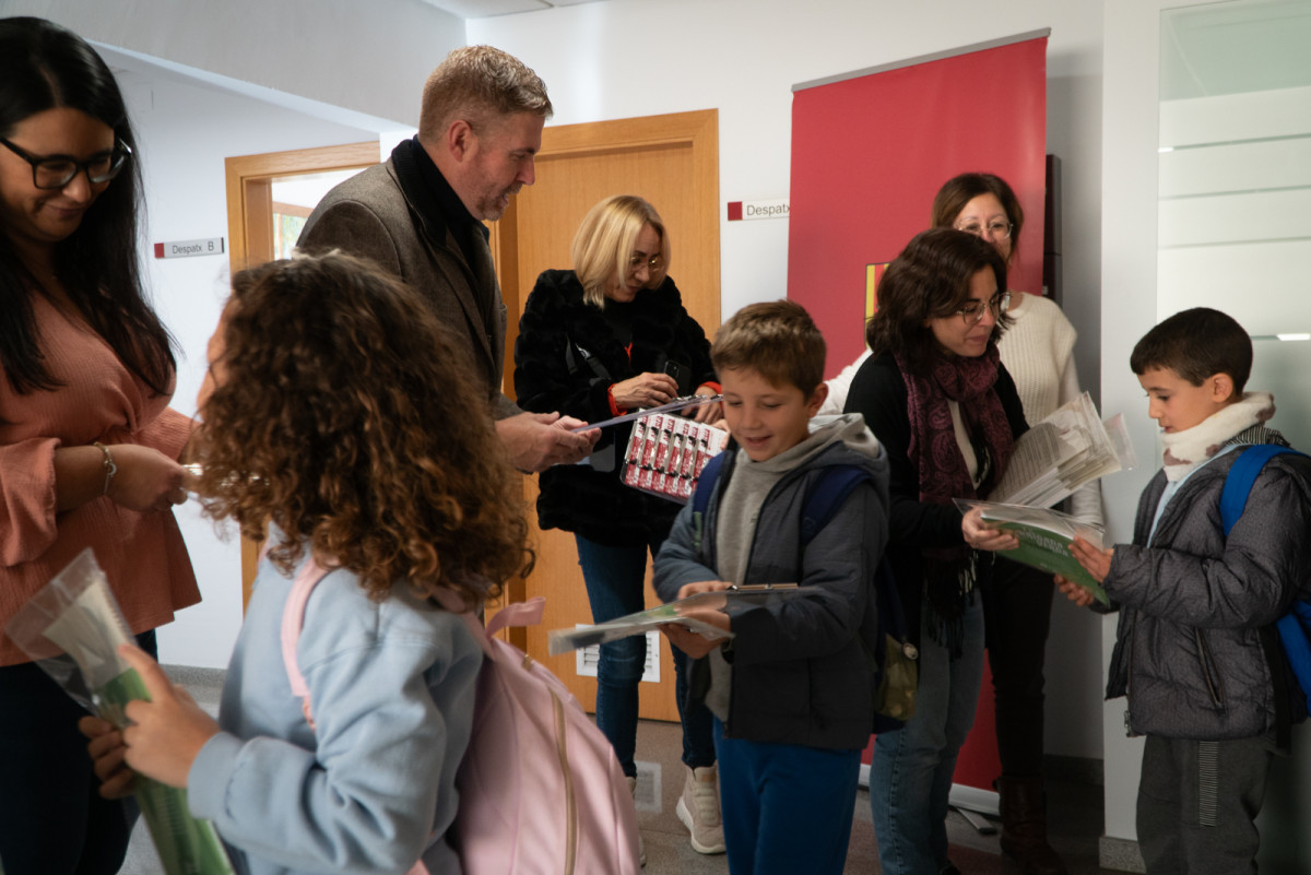 L'alumnat de tercer curs de l'Escola Josefina Ibáñez visita el consistori d'Abrera dins l'activitat 'El meu Ajuntament' d'aquest curs 2025-2026