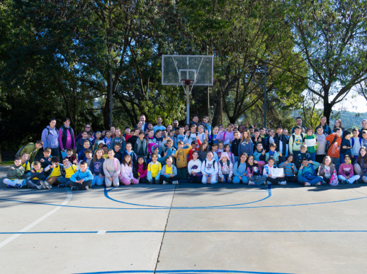 Primera Jornada Interescolar del curs 26-27 a Abrera! Gairebé 100 nens i nenes de 4t de primària de les tres escoles d'Abrera gaudeixen d'un matí dedicat a l'esport i la convivència
