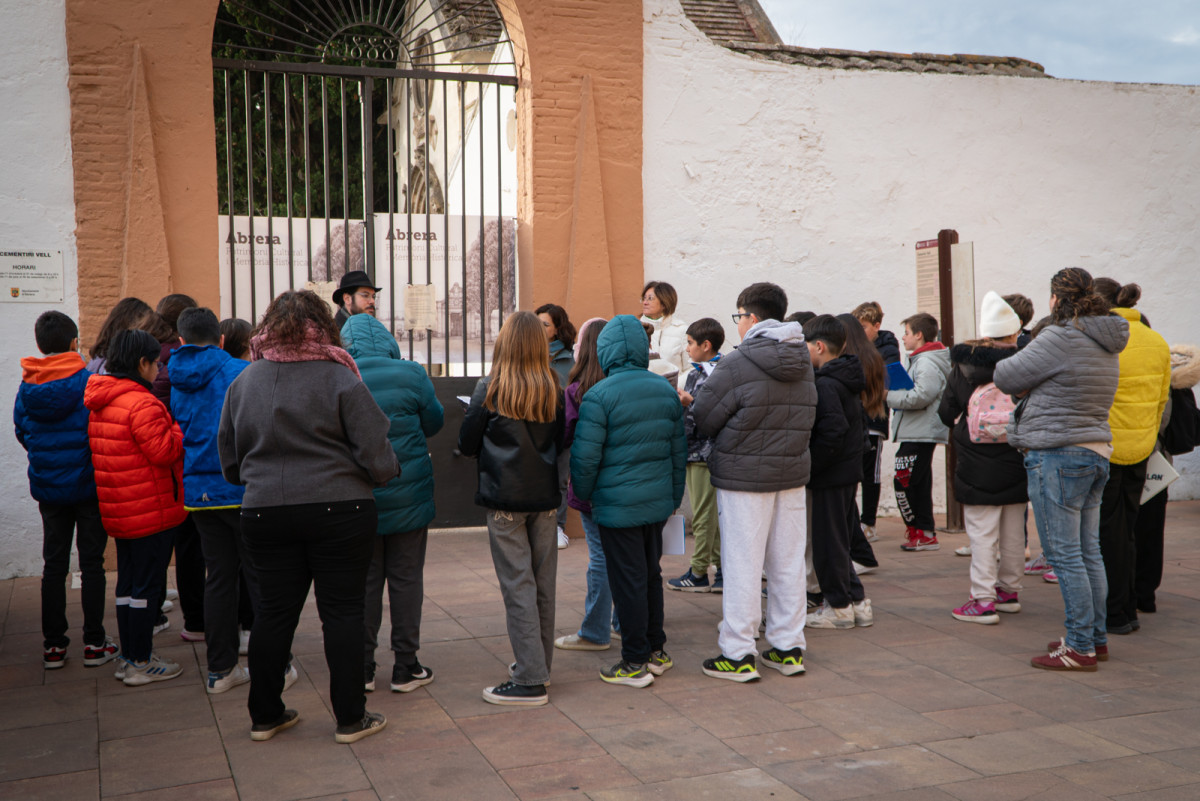 L'alumnat de Batxillerat de l'Institut Voltrera, de 4t d'ESO i de 6è curs de les escoles d'Abrera visiten la intervenció arqueològica a la fossa comuna del Cementiri Vell