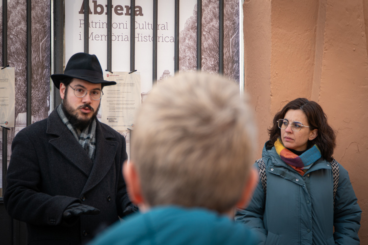 L'alumnat de Batxillerat de l'Institut Voltrera, de 4t d'ESO i de 6è curs de les escoles d'Abrera visiten la intervenció arqueològica a la fossa comuna del Cementiri Vell