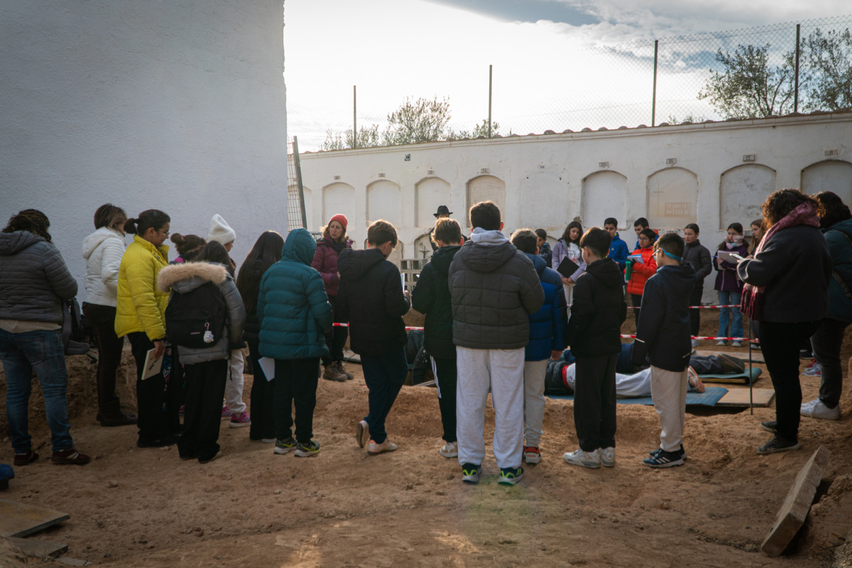 L'alumnat de Batxillerat de l'Institut Voltrera, de 4t d'ESO i de 6è curs de les escoles d'Abrera visiten la intervenció arqueològica a la fossa comuna del Cementiri Vell