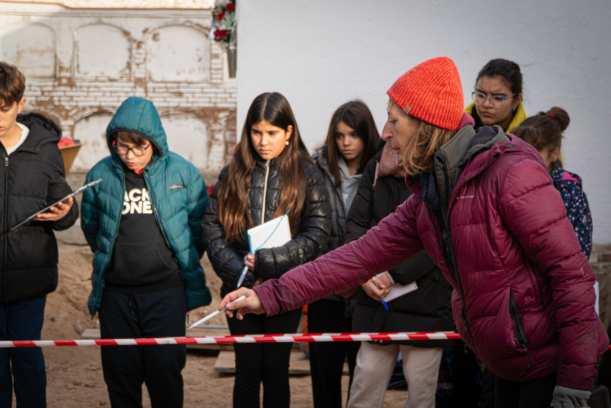 L'alumnat de Batxillerat de l'Institut Voltrera, de 4t d'ESO i de 6è curs de les escoles d'Abrera visiten la intervenció arqueològica a la fossa comuna del Cementiri Vell