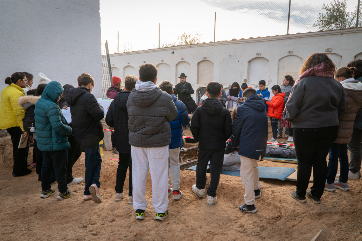 L'alumnat de Batxillerat de l'Institut Voltrera, de 4t d'ESO i de 6è curs de les escoles d'Abrera visiten la intervenció arqueològica a la fossa comuna del Cementiri Vell