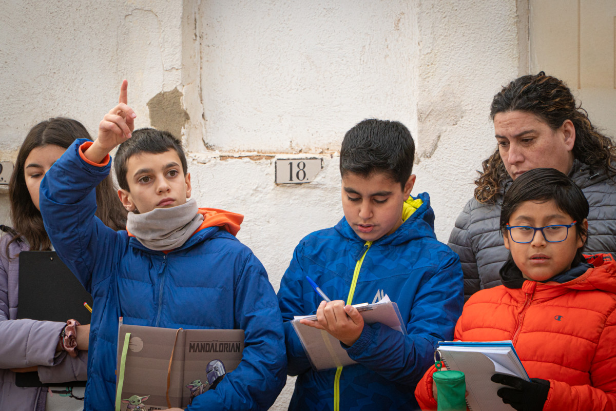L'alumnat de Batxillerat de l'Institut Voltrera, de 4t d'ESO i de 6è curs de les escoles d'Abrera visiten la intervenció arqueològica a la fossa comuna del Cementiri Vell