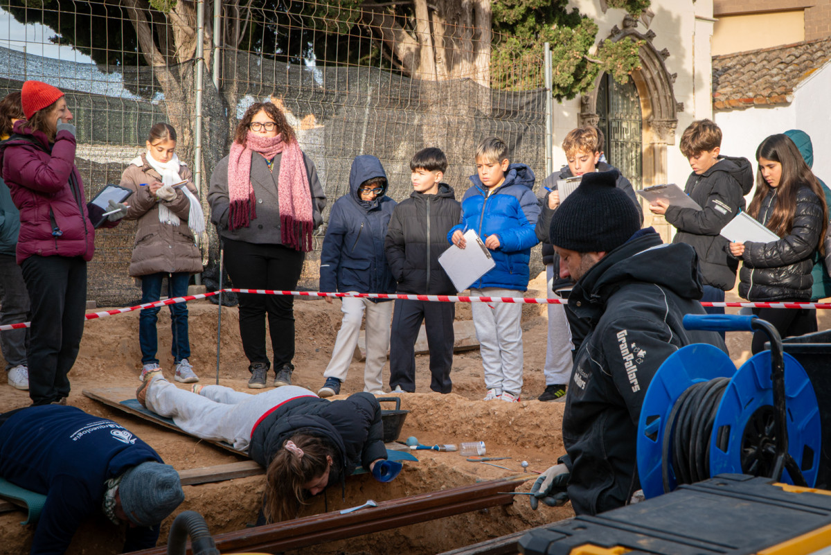 L'alumnat de Batxillerat de l'Institut Voltrera, de 4t d'ESO i de 6è curs de les escoles d'Abrera visiten la intervenció arqueològica a la fossa comuna del Cementiri Vell