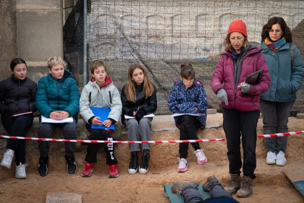 L'alumnat de Batxillerat de l'Institut Voltrera, de 4t d'ESO i de 6è curs de les escoles d'Abrera visiten la intervenció arqueològica a la fossa comuna del Cementiri Vell