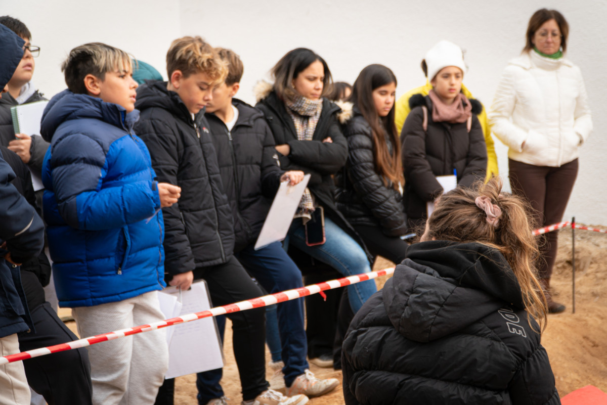 L'alumnat de Batxillerat de l'Institut Voltrera, de 4t d'ESO i de 6è curs de les escoles d'Abrera visiten la intervenció arqueològica a la fossa comuna del Cementiri Vell