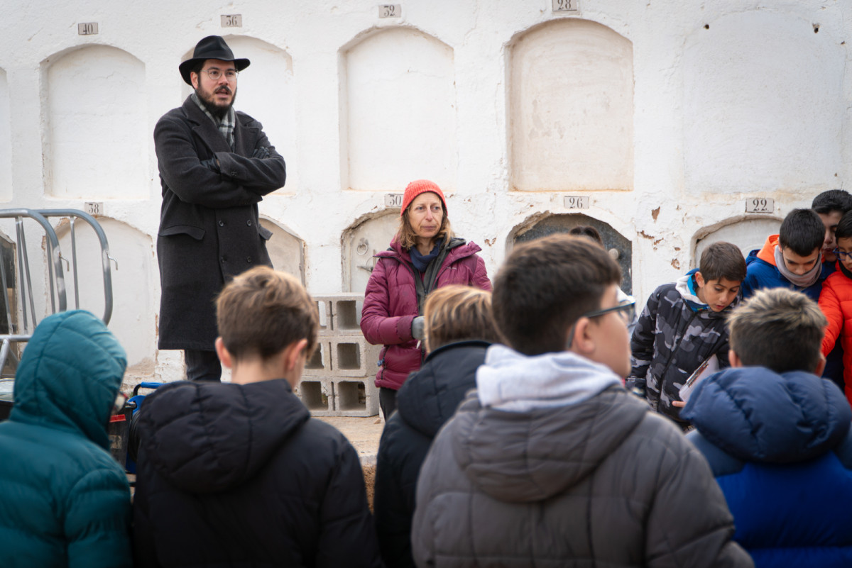 L'alumnat de Batxillerat de l'Institut Voltrera, de 4t d'ESO i de 6è curs de les escoles d'Abrera visiten la intervenció arqueològica a la fossa comuna del Cementiri Vell
