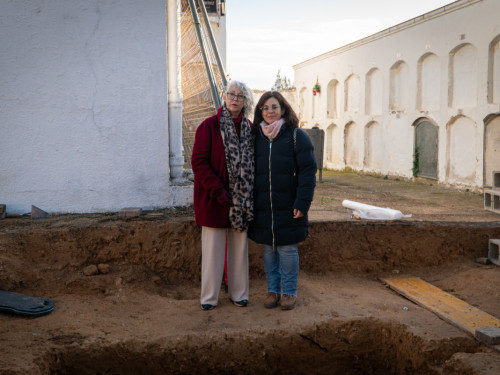 La intervenció arqueològica a la fossa comuna del Cementiri Vell d'Abrera avança segons el calendari previst