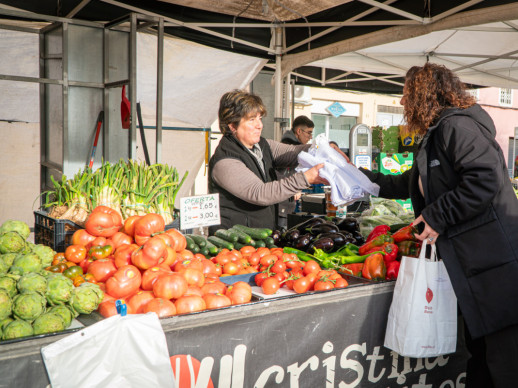 Bona acollida de la campanya ‘Adeu als envasos d’un sol ús als mercats setmanals’ que tenia l’objectiu de conscienciar la ciutadania sobre la necessitat de reduir l’ús d’envasos de plàstic