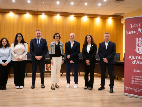 La consellera d'interior i Seguretat Pública de la Generalitat de Catalunya, Núria Parlon, visita el nostre municipi i signa el Llibre d'Honor de l'Ajuntament